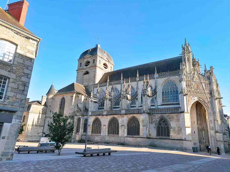 Église Notre-Dame d'Alençon architecture gothique centre-ville Orne