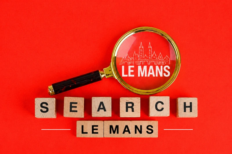 Loupe illustrant la recherche Google pour le référencement SEO local au Mans en Sarthe.