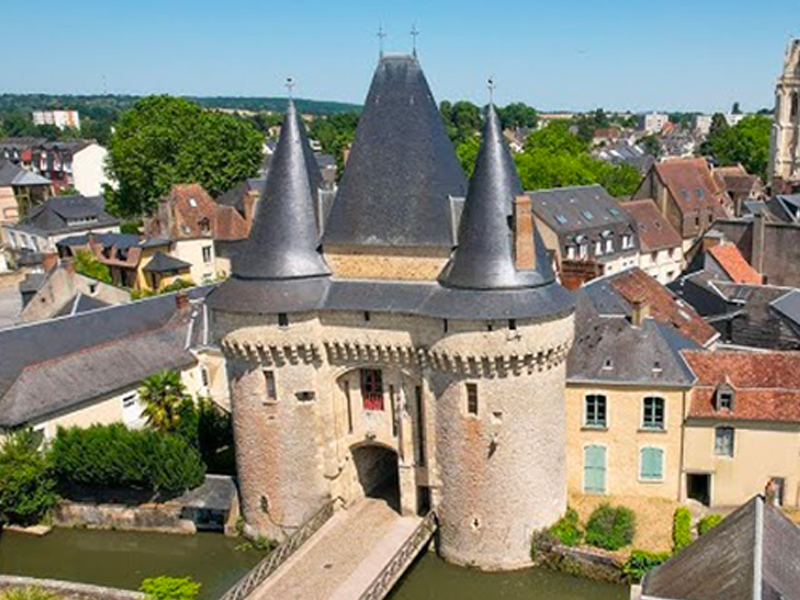 La Ferté-Bernard porte médiévale canal Sarthe centre historique