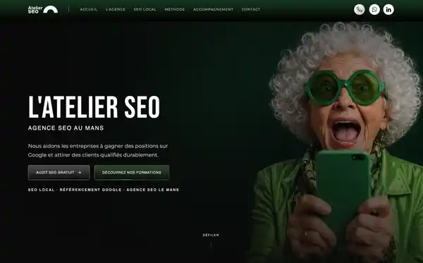 Page d'accueil du site L'Atelier SEO : femme aux lunettes vertes surprise devant son smartphone sur fond vert sombre, agence SEO au Mans